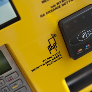 zdjęcie w biletomacie pojazdowym istnieje możliwość płatności wyłącznie kartą, także płatność typu PayPass